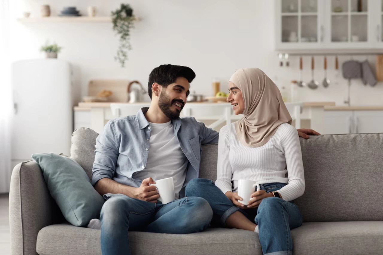 phonak-partnermic-mikrofon-aksesuari-young-arab-lady-hijab-man-talking-sofa-uygarisitmecihazlari