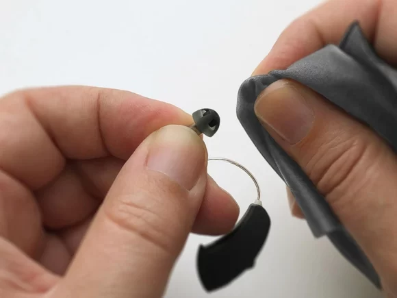 İşitme Cihazı Bakımı ve Temizliği Nasıl Yapılır?